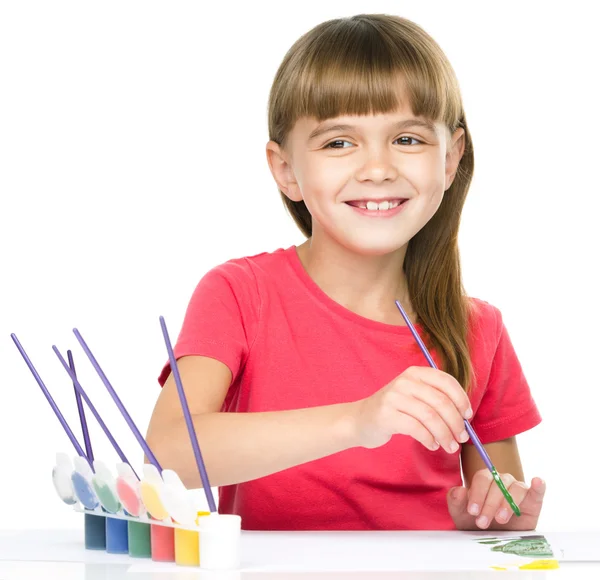 Menina está pintando com guache — Fotografia de Stock