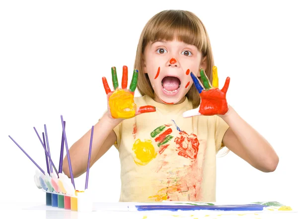 Retrato de uma menina bonita brincando com tintas — Fotografia de Stock