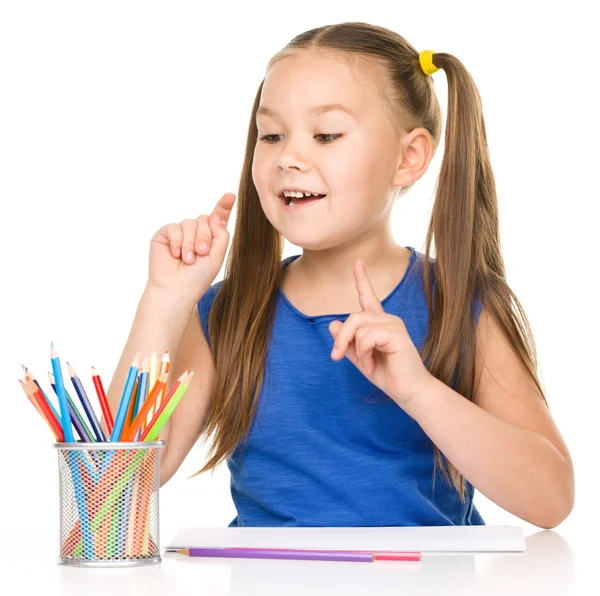 Klein meisje is tekenen met behulp van potloden — Stockfoto