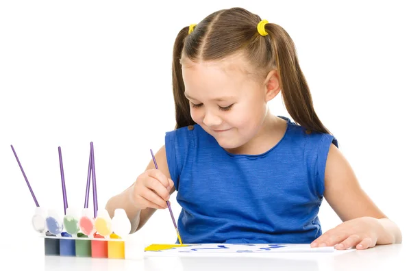 Küçük kız kalemler kullanarak çizim — Stok fotoğraf