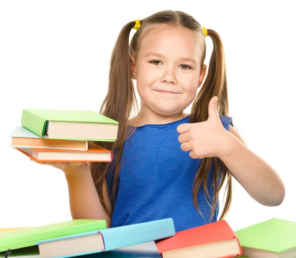 La niña está leyendo un libro. — Foto de Stock