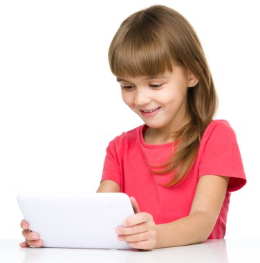 genç kız tablet kullanma