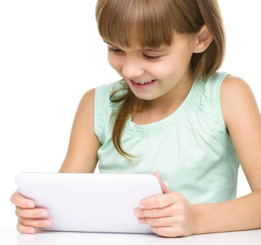 genç kız tablet kullanma