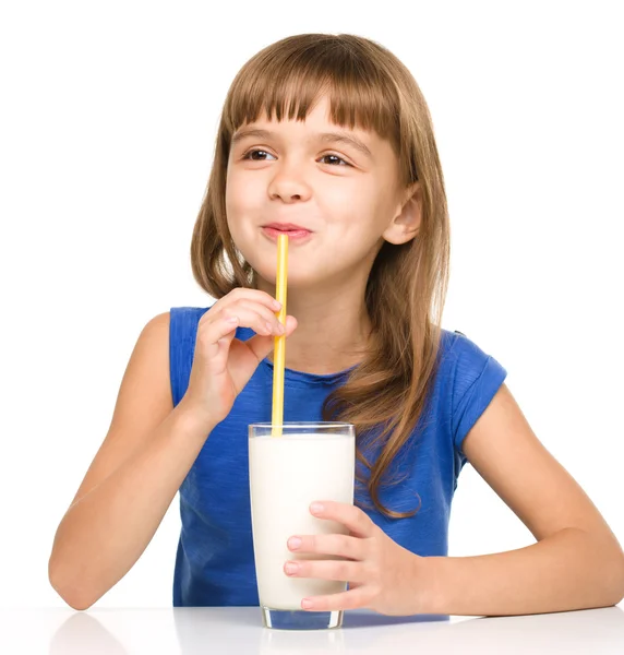 Schattig klein meisje met een glas melk — Stockfoto