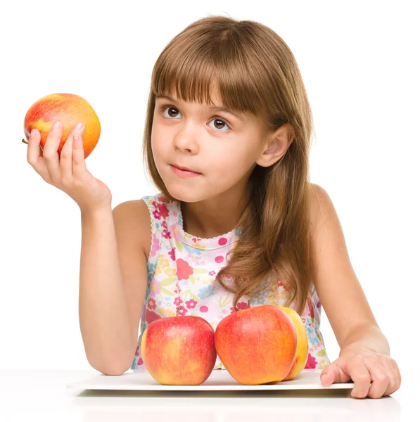 Petite fille aux pommes rouges — Photo