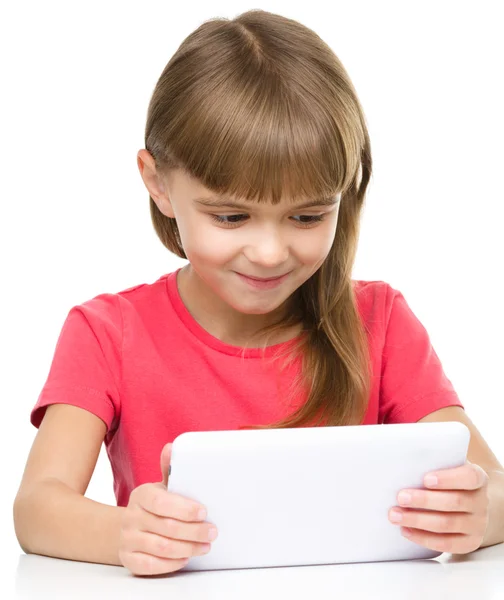 Chica joven está usando tableta — Foto de Stock