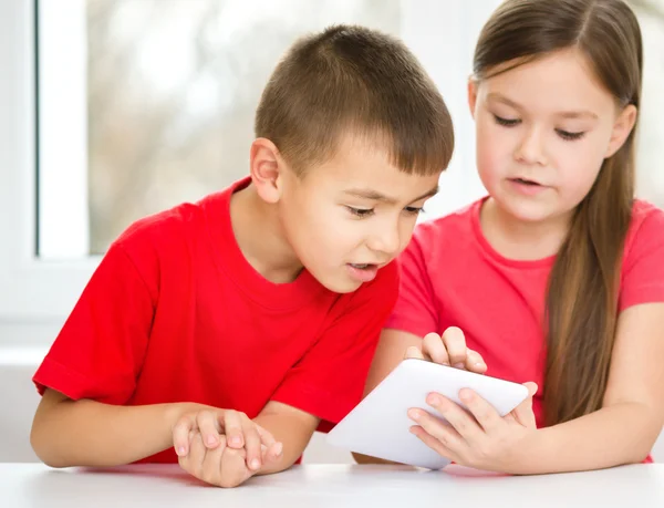 Los niños están usando tabletas — Foto de Stock