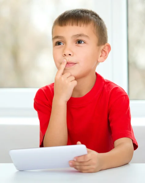 Menino está usando tablet — Fotografia de Stock