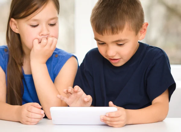 Kinder nutzen Tablet — Stockfoto