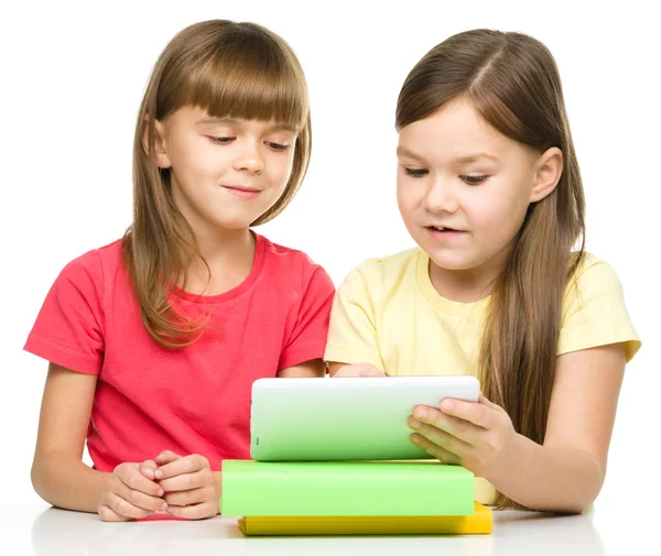 Los niños están usando tabletas —  Fotos de Stock