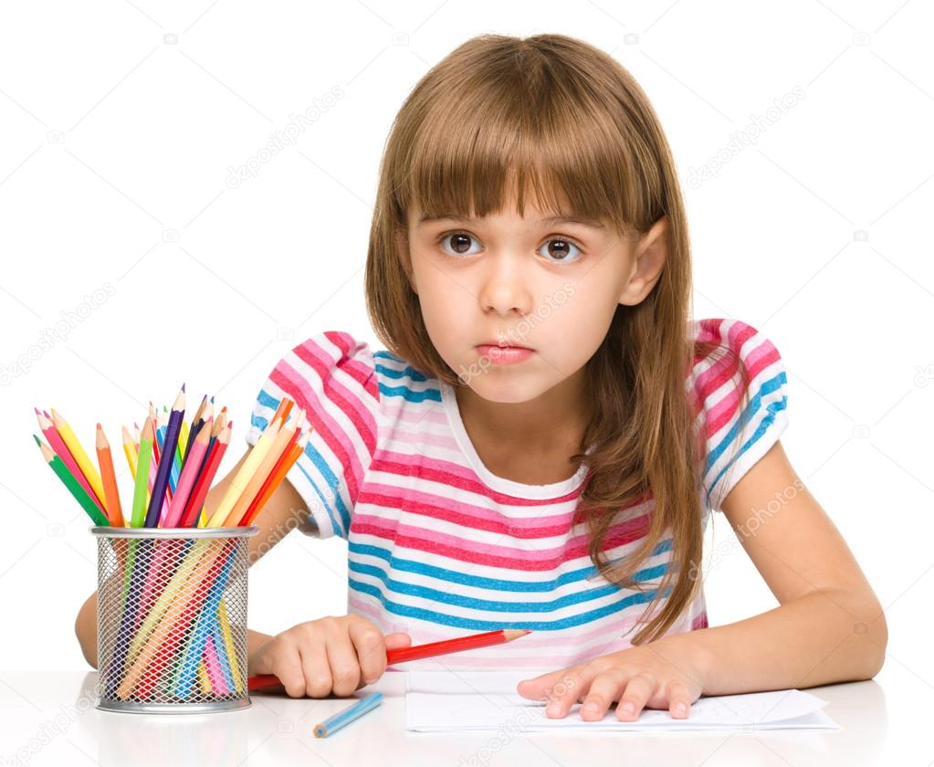 Bambina ¨ disegnare utilizzando matite colorate seduti al tavolo isolato sopra bianco — Foto di Kobyakov