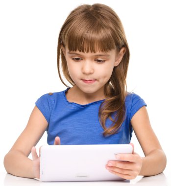 genç kız okurken tablet kullanma