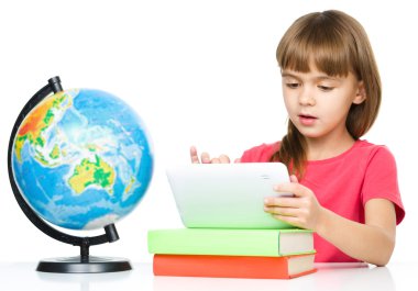 genç kız tablet kullanma