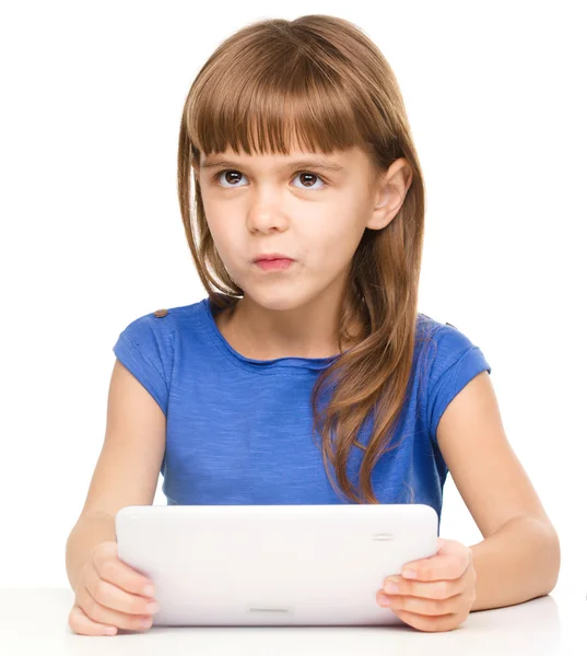 Chica joven está usando la tableta mientras estudia — Foto de Stock