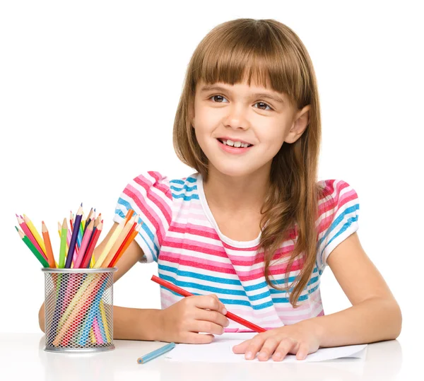 Menina está desenhando usando lápis — Fotografia de Stock