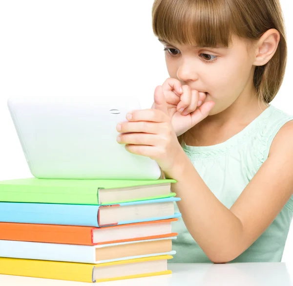 年轻的女孩正在学习时使用平板电脑 — 图库照片