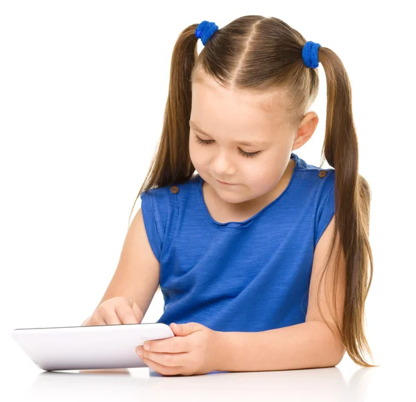 Jovem está usando tablet — Fotografia de Stock