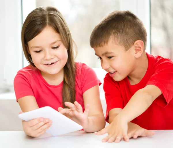 Children are using tablet — Stock Photo, Image