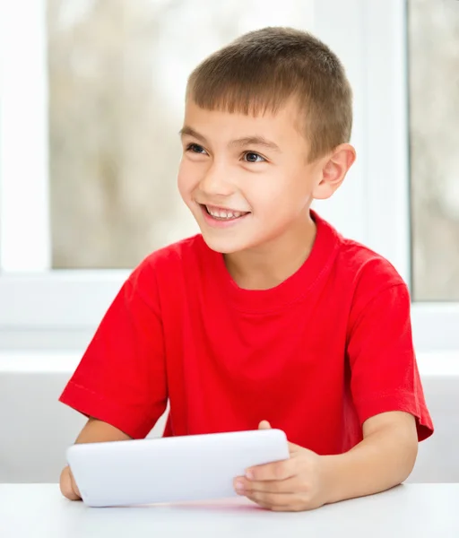 Ung pojke använder tablet — Stockfoto