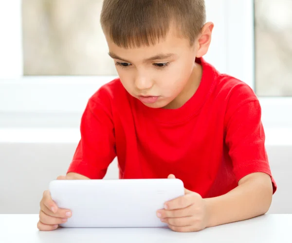 Jonge jongen is met behulp van Tablet PC — Stockfoto