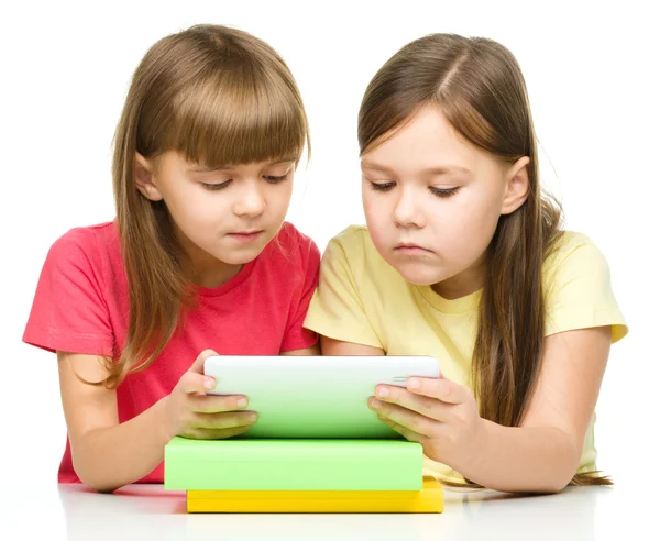 Children are using tablet — Stock Photo, Image