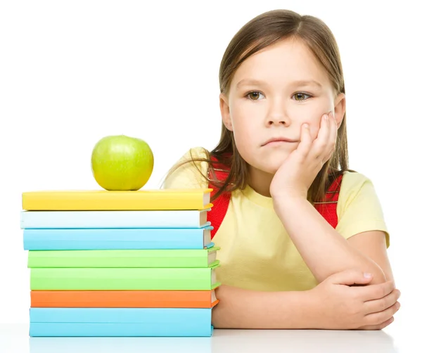 Kleines Mädchen mit ihren Büchern — Stockfoto