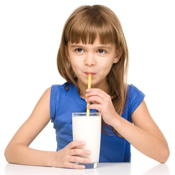 Schattig klein meisje met een glas melk — Stockfoto