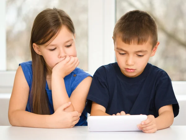 Les enfants utilisent un comprimé — Photo