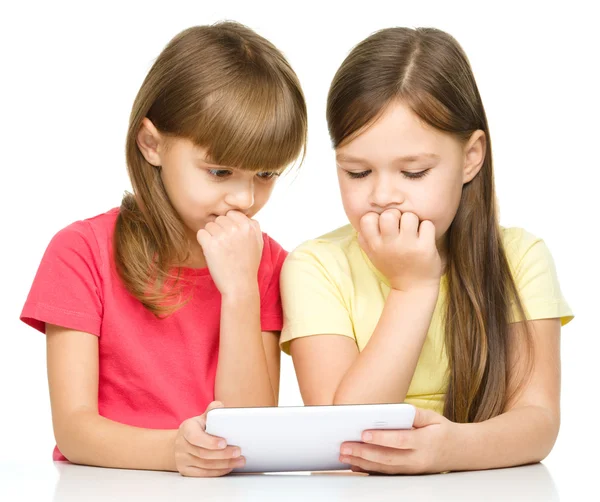 Children are using tablet — Stock Photo, Image