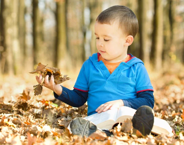 Kleine jongen is het lezen van boek — Stockfoto