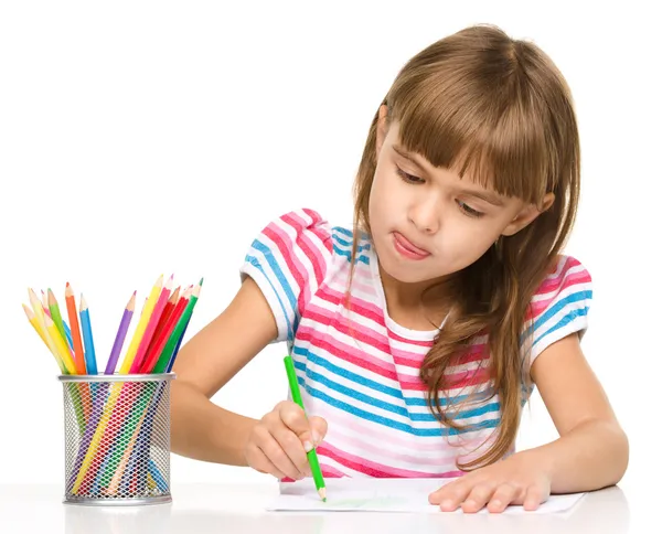 Κοριτσάκι πλησιάζει χρήση μολύβια — Φωτογραφία Αρχείου