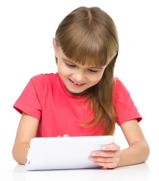 Jovem está usando tablet — Fotografia de Stock