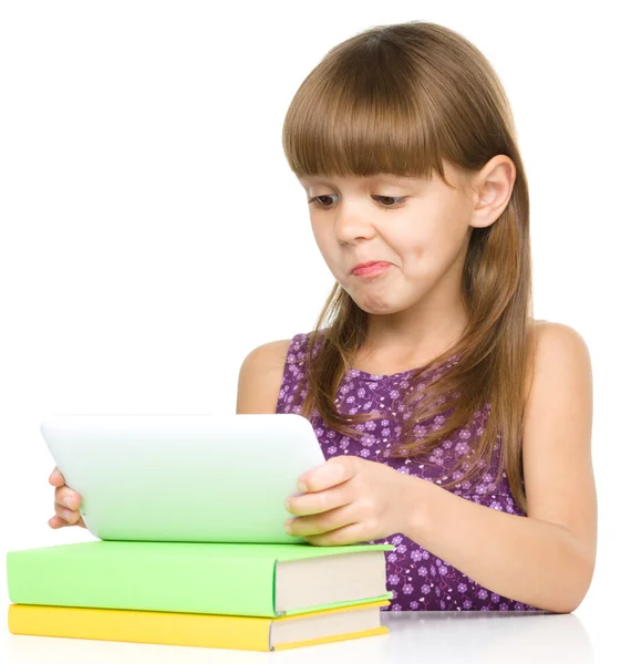 Chica joven está usando tableta — Foto de Stock