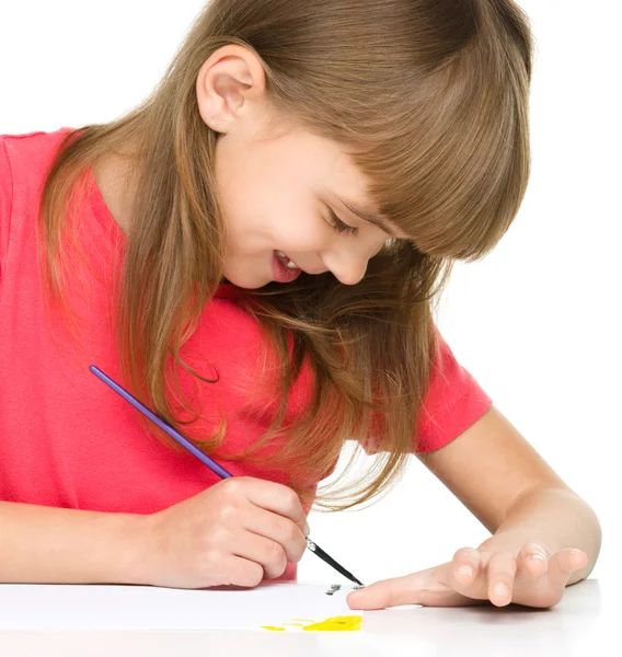 Klein meisje is schilderen met gouache — Stockfoto