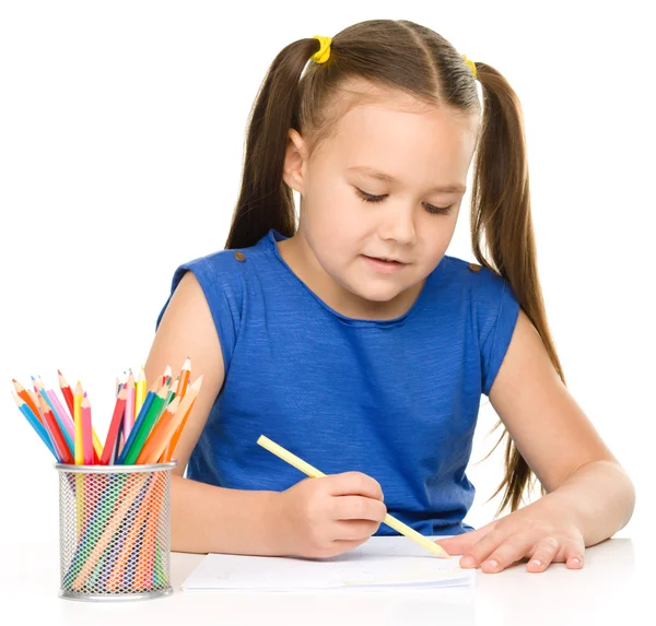 Menina está desenhando usando lápis — Fotografia de Stock