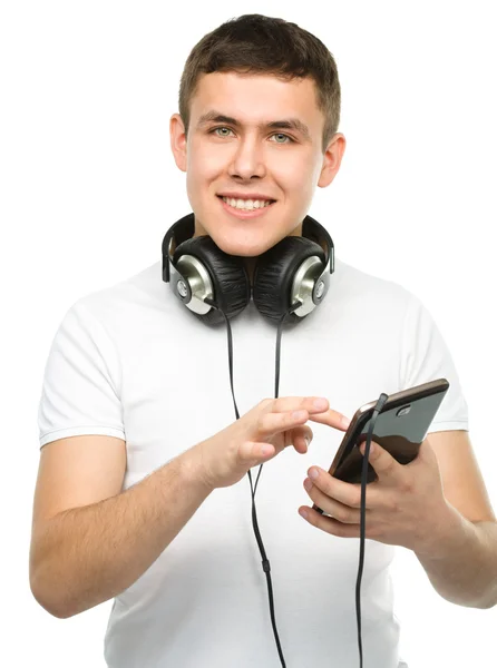 Young man enjoying music using headphones — Stock Photo, Image