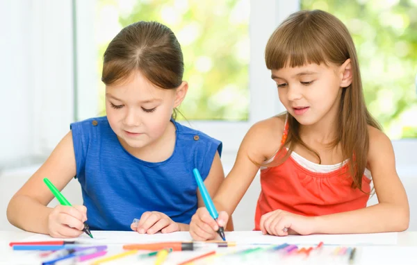 Маленькие девочки рисуют с помощью перьевых ручек. — стоковое фото