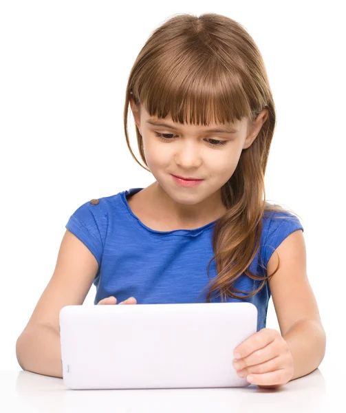 Jovem está usando tablet — Fotografia de Stock