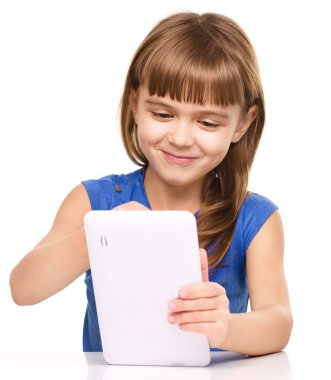genç kız tablet kullanma