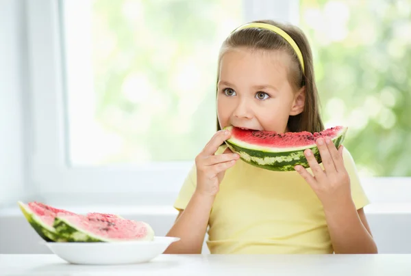 Söt liten flicka äter vattenmelon — Stockfoto