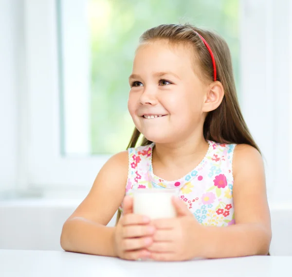 Aranyos kislány, egy pohár tej — Stock Fotó