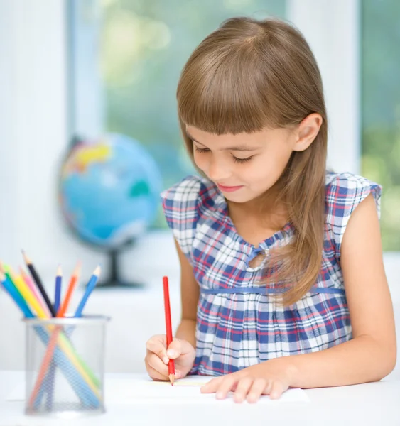 Kleines Mädchen zeichnet mit Bleistift — Stockfoto