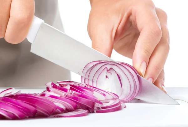 El cocinero está picando cebolla — Foto de Stock