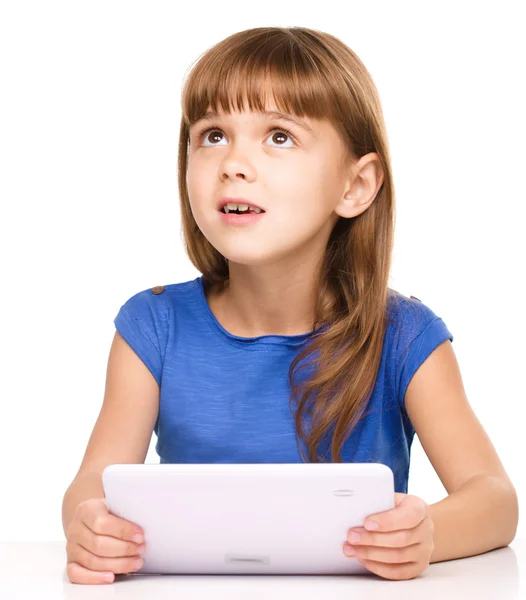 Chica joven está usando tableta — Foto de Stock