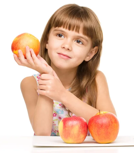 Petite fille aux pommes rouges — Photo