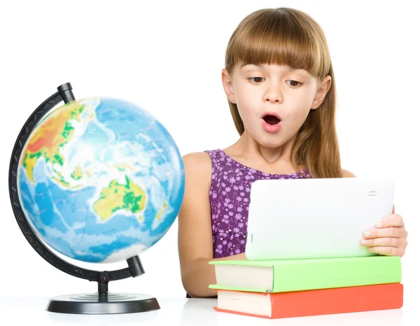 年轻的女孩正在学习时使用平板电脑 — 图库照片