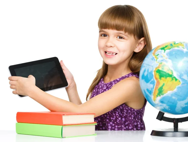 年轻的女孩显示平板电脑 — 图库照片
