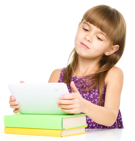 Giovane ragazza sta usando tablet — Foto Stock