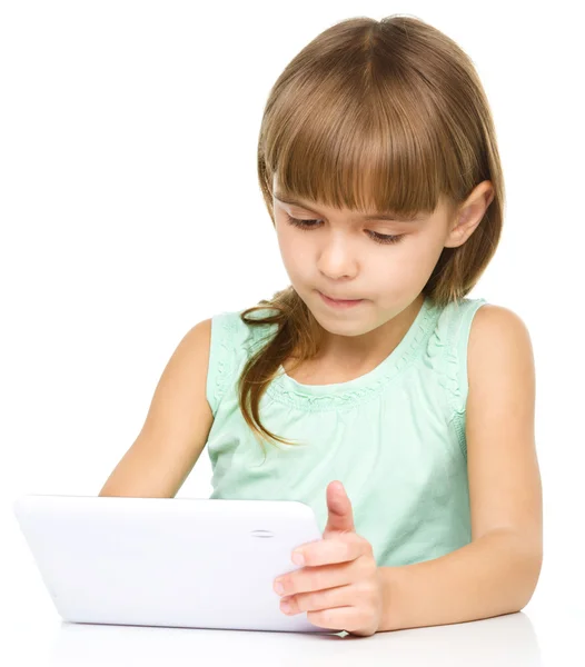 Genç kız tablet kullanma — Stok fotoğraf