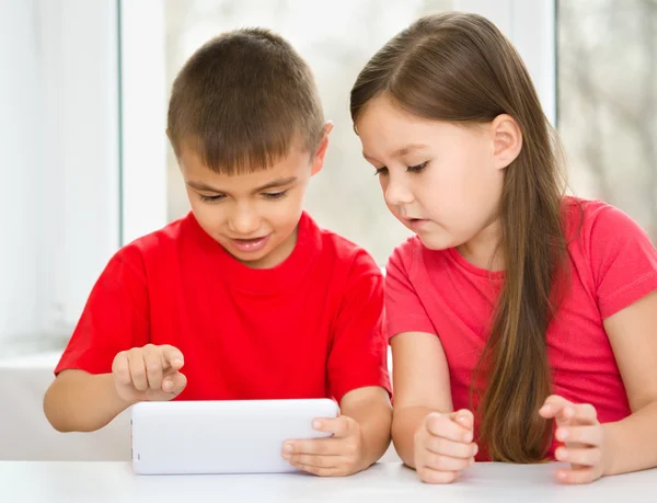 Children are using tablet — Stock Photo, Image